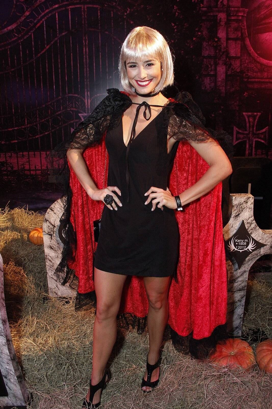 O hotel Copacabana Palace, no Rio de Janeiro, recebeu diversos famosos para uma festa de Halloween. A atriz Amanda Richter esteve no local fantasiada de vampira