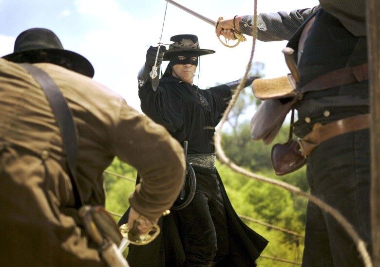 A Lenda do Zorro também tem como protagonistas Antonio Banderas e Catherine Zeta-Jones. No filme, Alejandro de la Vega tem sua identidade revelada e precisa lidar com a raiva da mulher quando descobre que ele voltou a agir como Zorro. O longa não foi tão bem aceito pela crítica, mas nem por isso a imagem do anti-herói ficou manchada com o público. O espadachim-espanhol deixou sua marca em muitas gerações e ainda o fará por muitos anos 