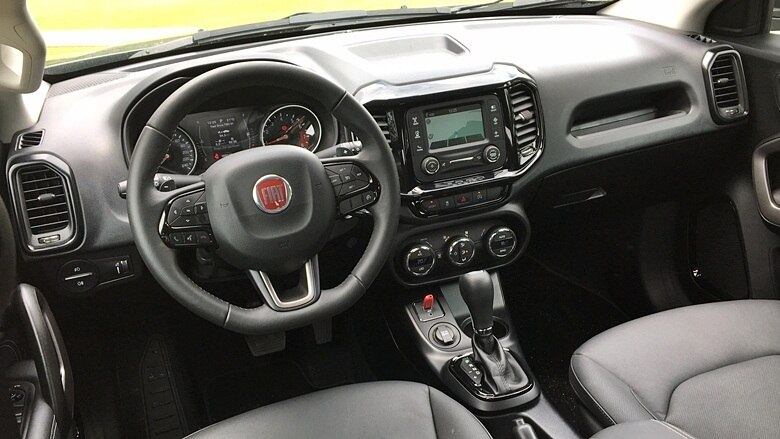 Como de praxe, a Toro tem também alguns opcionais. São eles teto solar elétrico, barras longitudinais no teto, faróis de neblina, sensores de chuva e crepuscular, retrovisor interno eletrocrômico, câmara de ré e a central Uconnnect Touch, rodas aro 17 com pneus de uso misto, airbags laterais, de cortina e para os joelhos do motorista