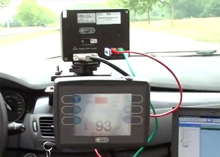 Além do radar, os carros são equipados com câmeras dianteira e traseira, além de um notebook, que monitora e armazena a foto e os dados dos veículos infratores