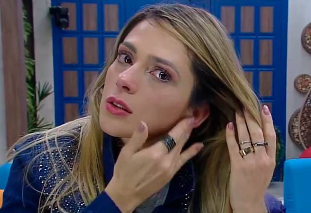 Nadja Pessoa

Nadja protagonizou diversos momentos polêmicos em A Fazenda 10. Em uma das vezes, utilizou um dos espelhos da sede para desabafar. Enquanto limpava as lágrimas, a peoa falou que não era obrigada a ser amiga de gente falsa e mentirosa e que o público é quem iria decidir se ela continua ou não na competição: "Vão ter que me engolir!"
