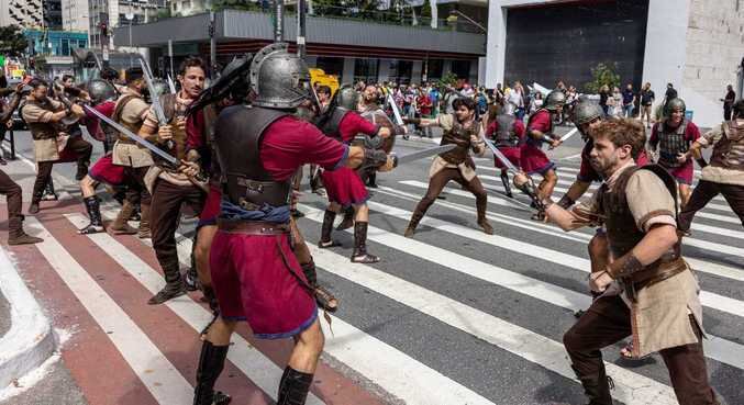 Record TV realizou ação na avenida Paulista (SP) para promover temporada de Reis