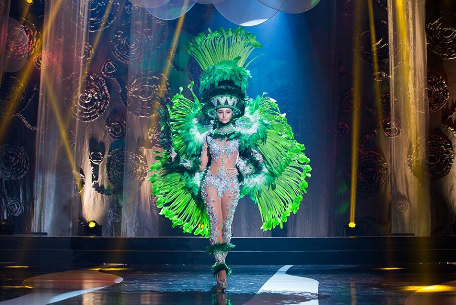 A Miss Espírito Santo, Anne Volponi, vestiu-se de índia das águas. O traje é de Paulo Roberto Balbino