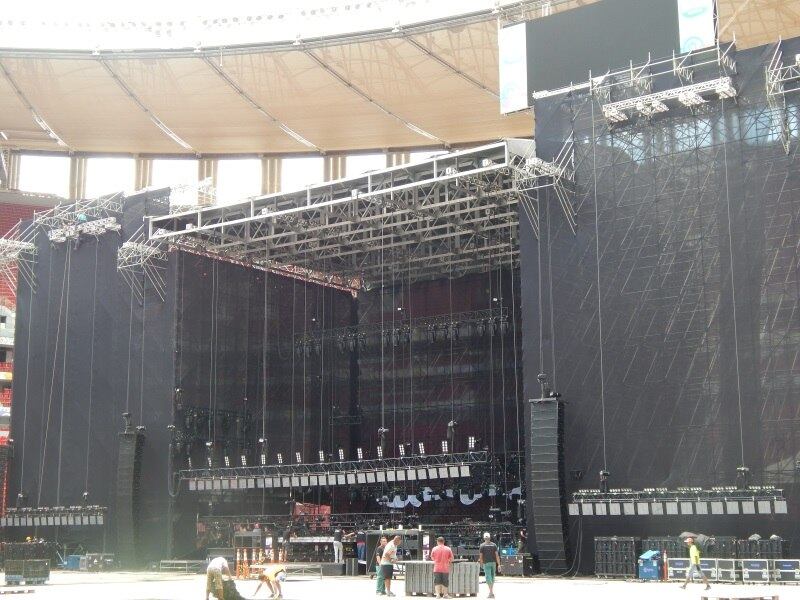 O palco que recebe apresentação da turnê Out There tem 70 metros de extensão. Os pontos mais altos, onde ficam os telões chegam a 26 metros de altura