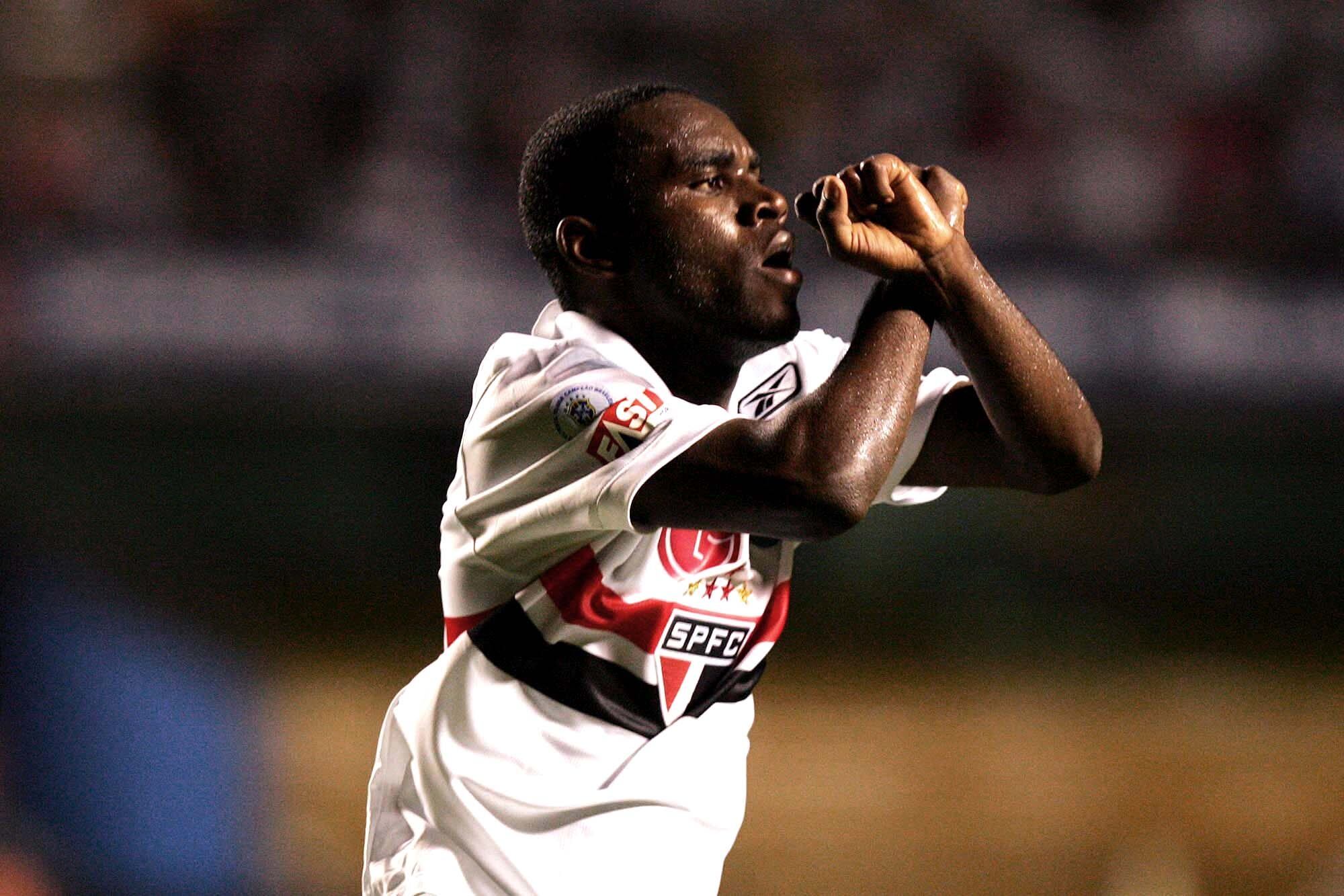 Hugo também era um homem de confiança de Muricy. O meio-campista, que
atuou no São Paulo entre 2007 e 2009, atualmente defende o Goiás, clube
com quem tem contrato até dezembro de 2014
