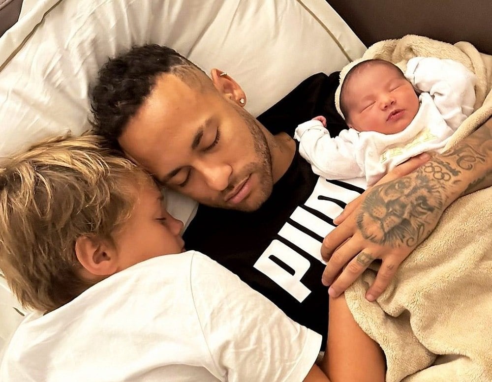 Desde o nascimento da filha, Neymar não esconde o lado paizão e compartilha vários momentos fofos em família