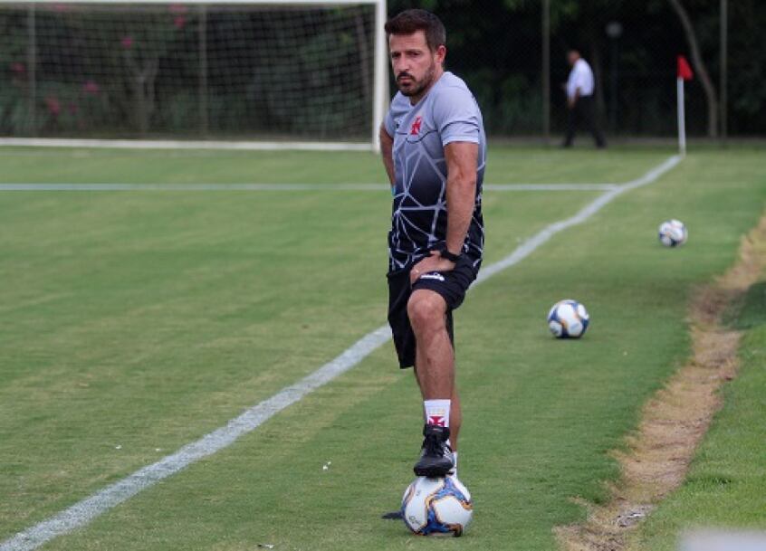 Apesar de não saber ainda quando vai estrear, Ramon Menezes foi anunciado como novo técnico do Vasco. O ex-jogador tem um passado de glórias no Cruz-Maltino e é um dos grandes ídolos da torcida do time que agora comanda. Mas isso não chega a ser uma novidade no futebol mundial. Veja quem passou por situação semelhante: