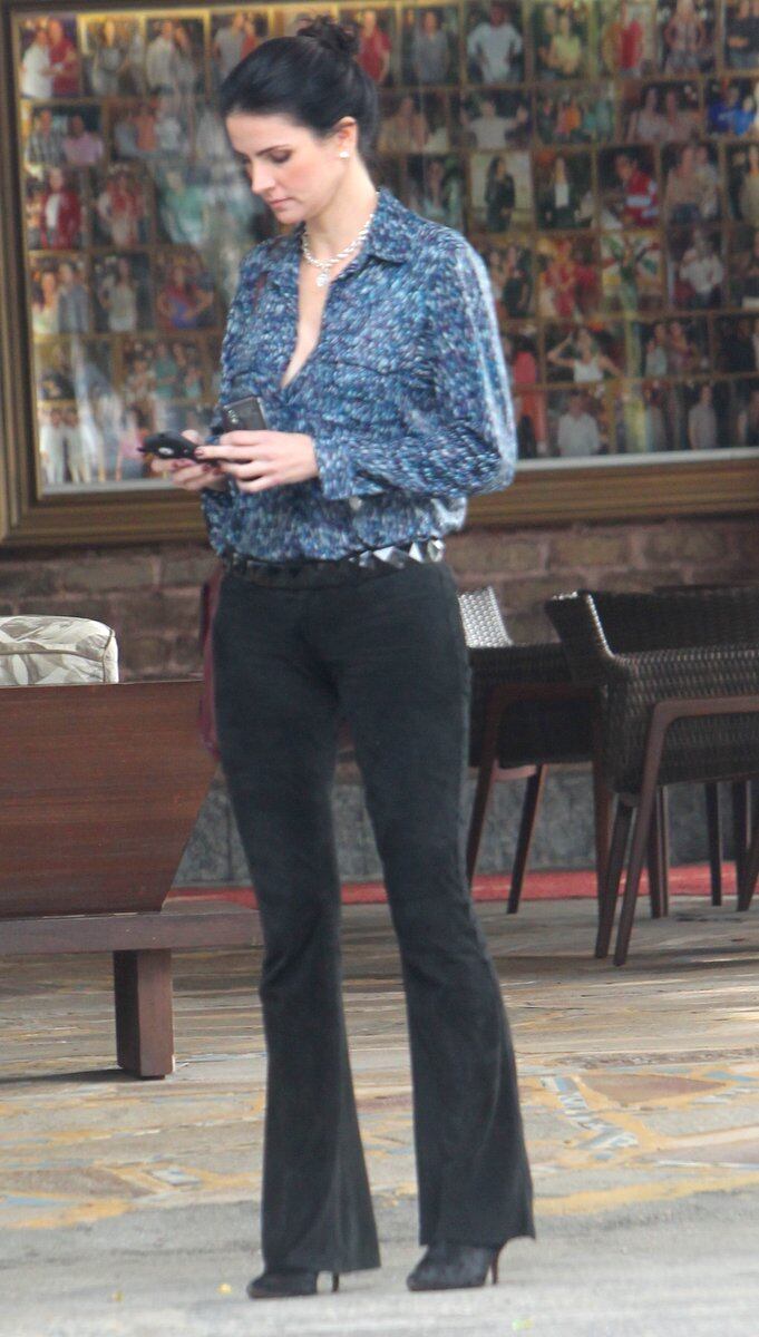 Vida que
segue! Depois de ser expulsa da cobertura do ex-marido, Tande, Lisandra Souto
tem refeito sua rotina. Na última segunda-feira (27), a atriz foi clicada em
uma churrascaria na Barra da Tijuca, no Rio de Janeiro