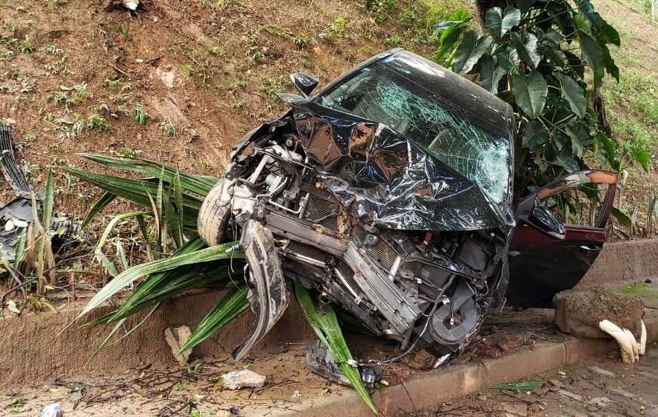 Condutor foi socorrido pelos Bombeiros