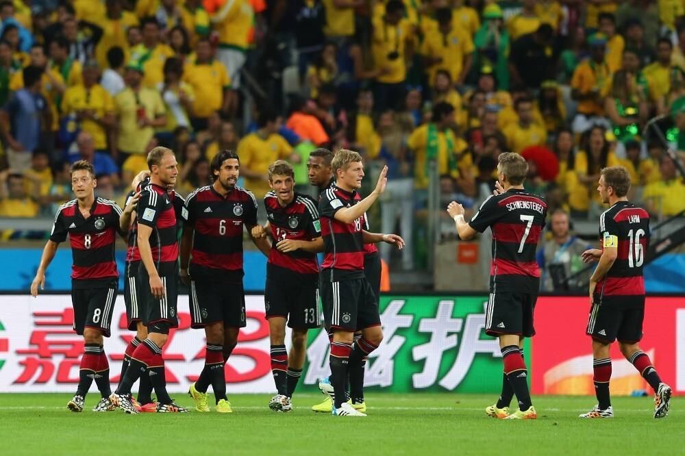 E a Alemanha está na sua oitava final de Copa do Mundo da história. A goleada fenomenal para cima da 'Seleção Canarinho' na semifinal colocou o time de Joachim Low como o grande favorito a levar o caneco, contra a também poderosa Argentina. Os alemães procuram de uma vez por todas erguer a taça que não sentem o cheiro desde 1990 e acabar com a sina de "equipe do quase", por conta de suas últimas campanhas no Mundial.

Relembre como foram as últimas três Copas da Alemanha...