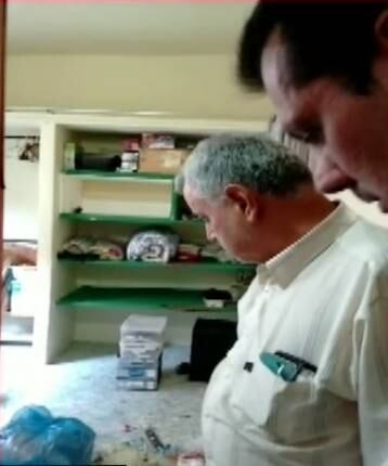 O comerciante ainda procurou a delegacia para relatar o
desaparecimento da mulher. Ele disse que a vítima queria ir embora de casa e
pediu que ele a levasse para Santos. De acordo com o delegado, o suspeito
afirmou ter deixado a idosa em seu destino antes de ela sumir