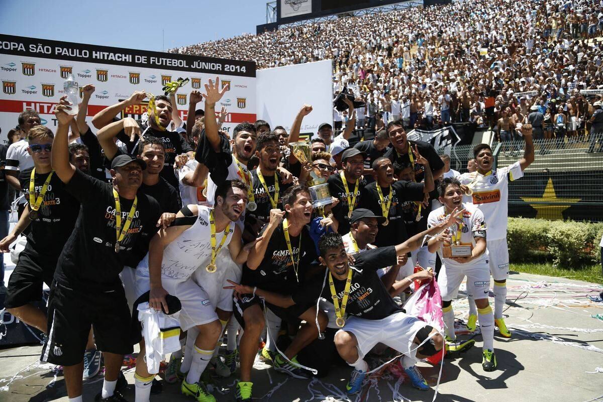 Os jogadores do Santos não conseguiram conter a empolgação e festejaram muito  o título