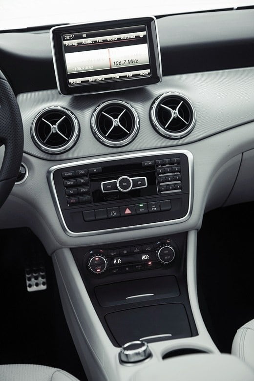 Além do botão giratório, o som e outras funções podem ser operadas pelos botões no console central

Saiba tudo sobre carros! Acesse www.r7.com/carros