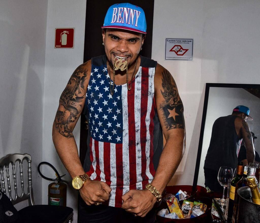 O cantor tem um estilo bem americanizado. E confessa que fica de olho no que os caras lá fora usam para usar igual. 
— O lance do tênis, o lance do óculos, o lance de usar um cordão da mesma proporção que os caras usam lá, do tamanho e tal. Não é nada de ostentação que eu veja. Eu vejo o que é o dia a dia deles. Eu gosto disso. Eu gostava disso desde moleque. Eu ouvia Bob Brown, Boys Two Men, Baby Face. Por isso que eu gosto tanto de basquete. Por isso minha fissura pela cultura norte-americana