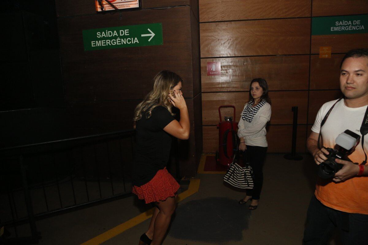 Noiva do cantor, Fernanda Souza foi flagrada ao celular nos bastidores do show