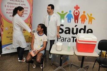 As
três doses da vacina são necessárias para fazer efeito? Verdade

Dentro da idade ideal, que engloba quem ainda não iniciou a relação sexual, duas doses são o suficiente.
Mas estudos que estão sendo realizados para saber se há realmente necessidade de se tomar a 3ª dose 