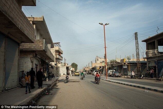 Abu Ali foi
despachado em um ônibus com destino a Síria. Os homens a bordo sabiam que
seriam punidos. Chegando em Raqqa, um deles afirmou:
— Irmãos, não digam
'Eu não vou lutar mais'. Basta dizer, 'Eu prefiro lutar na Síria’. Vocês terão
uma segunda chance.
Ali o fez