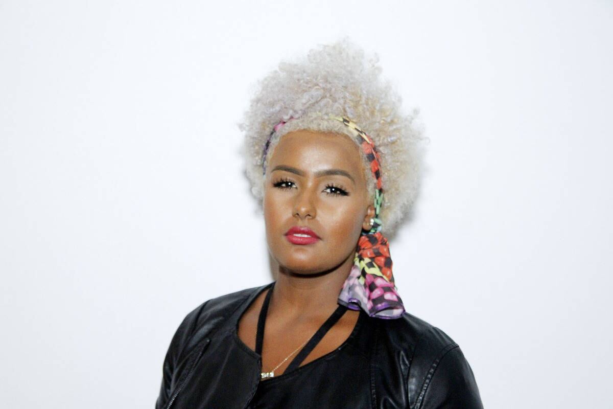 

Aline Bibiano



— Pintei
há um ano e não consegui chegar ao louro platinado. Ainda falta mais um tom,
mas chego lá.