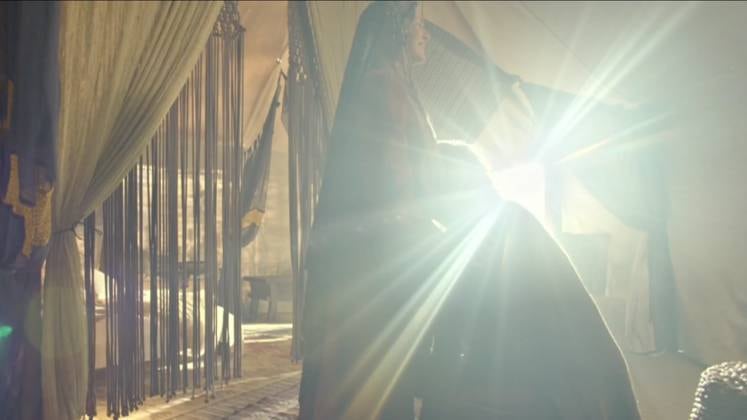 Sara sente um enjoo e sabe que Isaque está vindo! A matriarca e Abraão se alegram, pois a promessa divina está sendo cumprida 