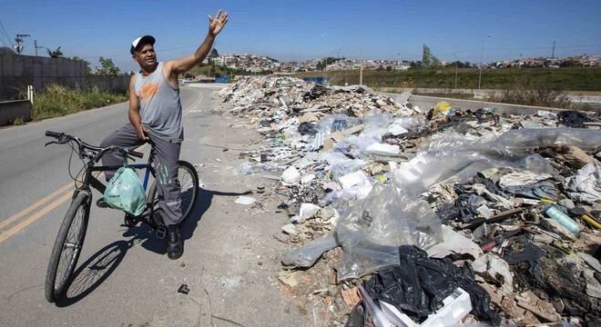 Morador reclama de pilha de entulho e afirma que caminhões despejam lixo de madrugada