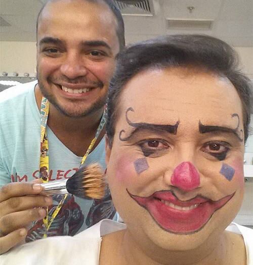 Ele até fez questão de tirar uma foto com o maquiador responsável por sua transformação