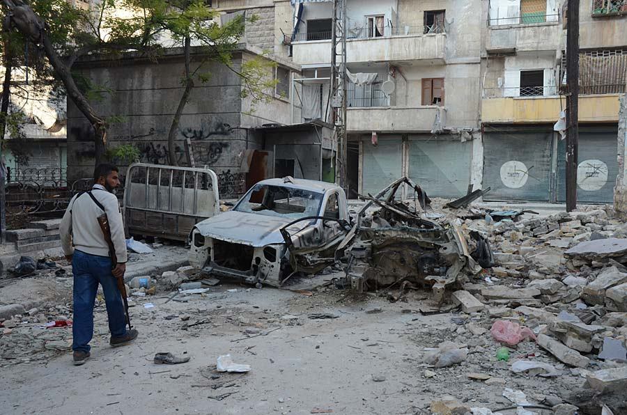 Nessa galeria de fotos, o internauta do R7 vê de perto a destruição da cidade de Aleppo, flagrada pelas lentes do fotojornalista brasileiro Edrien Esteves. Leia a reportagem completa