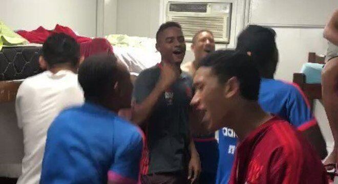 Vídeo mostra momento de celebração em um quarto do CT
