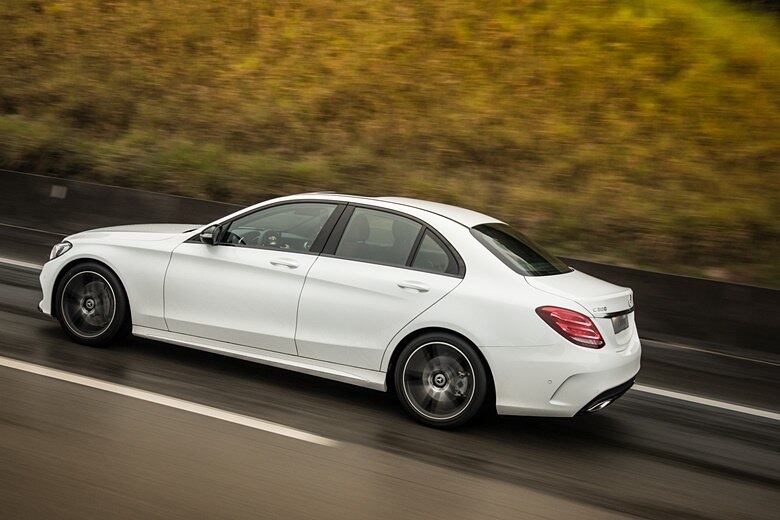 A versão é movida a gasolina, leva 5,9 segundos para arrancar de 0 a 100 km/h e atinge máxima de 250 km/h