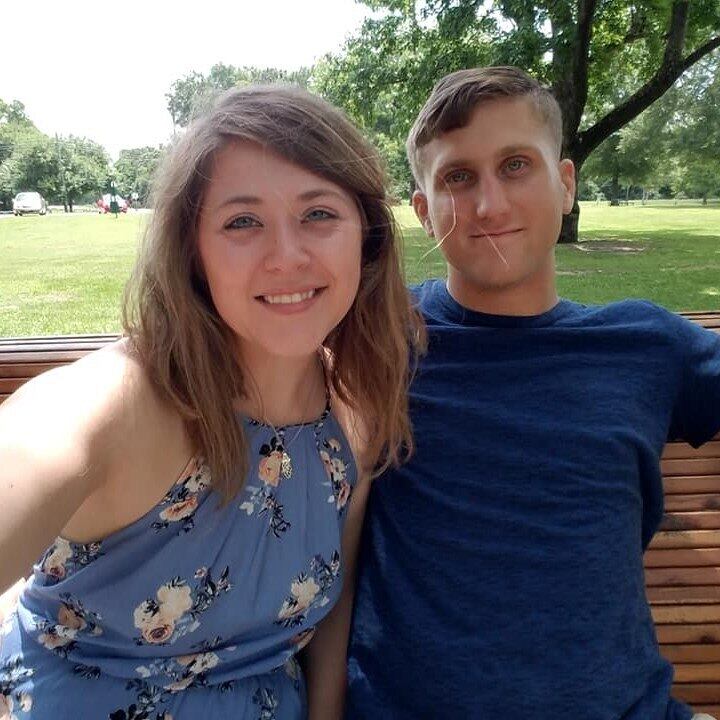 Laura Ilg e o marido, Alek, para quem ela ligou após ser baleada