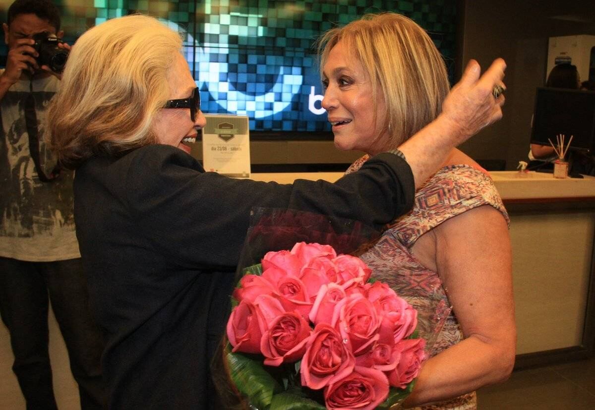 Logo na entrada, Susana teve uma grande surpresa, quando Nathalia Timberg entregou a ela um buquê de flores