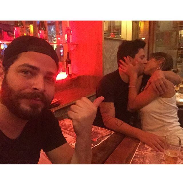 No domingo (27), Thiago compartilhou uma foto dele beijando a namorada.

— Comemorando 3 meses junto da minha Popotinha @apminerato com direito a a amigo de vela e p da vida com nossa melacao #popovela Kkk @nunesrafa #thineratos
