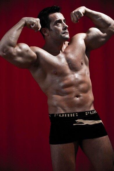 Surpresa com a proposta do ex-peão, a mulher devolve.

— Desculpa, mas eu não sou esse tipo de mulher

