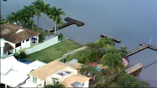 Parte da orla é ocupada por áreas de lazer e píeres particulares