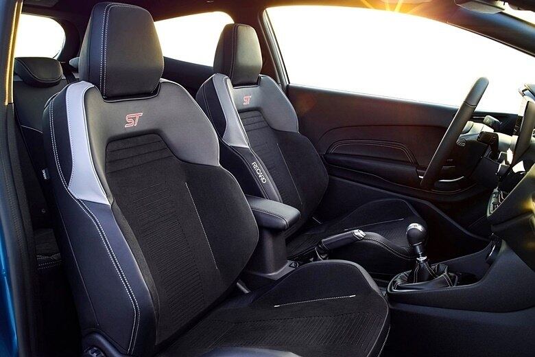 Os bancos do compacto são maiores, de formato esportivo, e com revestimento bicolor, fornecidos pela Recaro