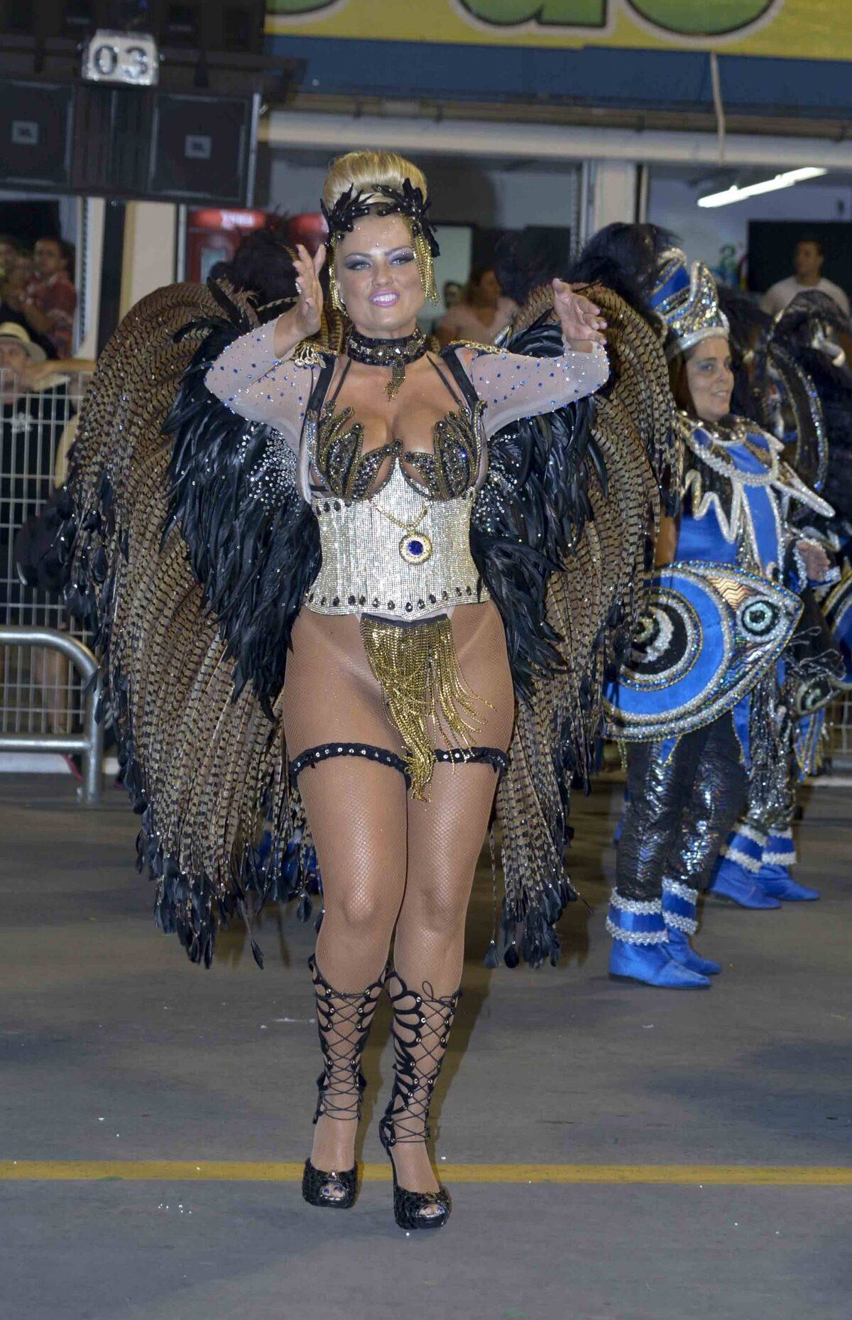 Ellen é rainha de bateria da Rosas de Ouro há 15 anos e um dos símbolos do Carnaval de São Paulo