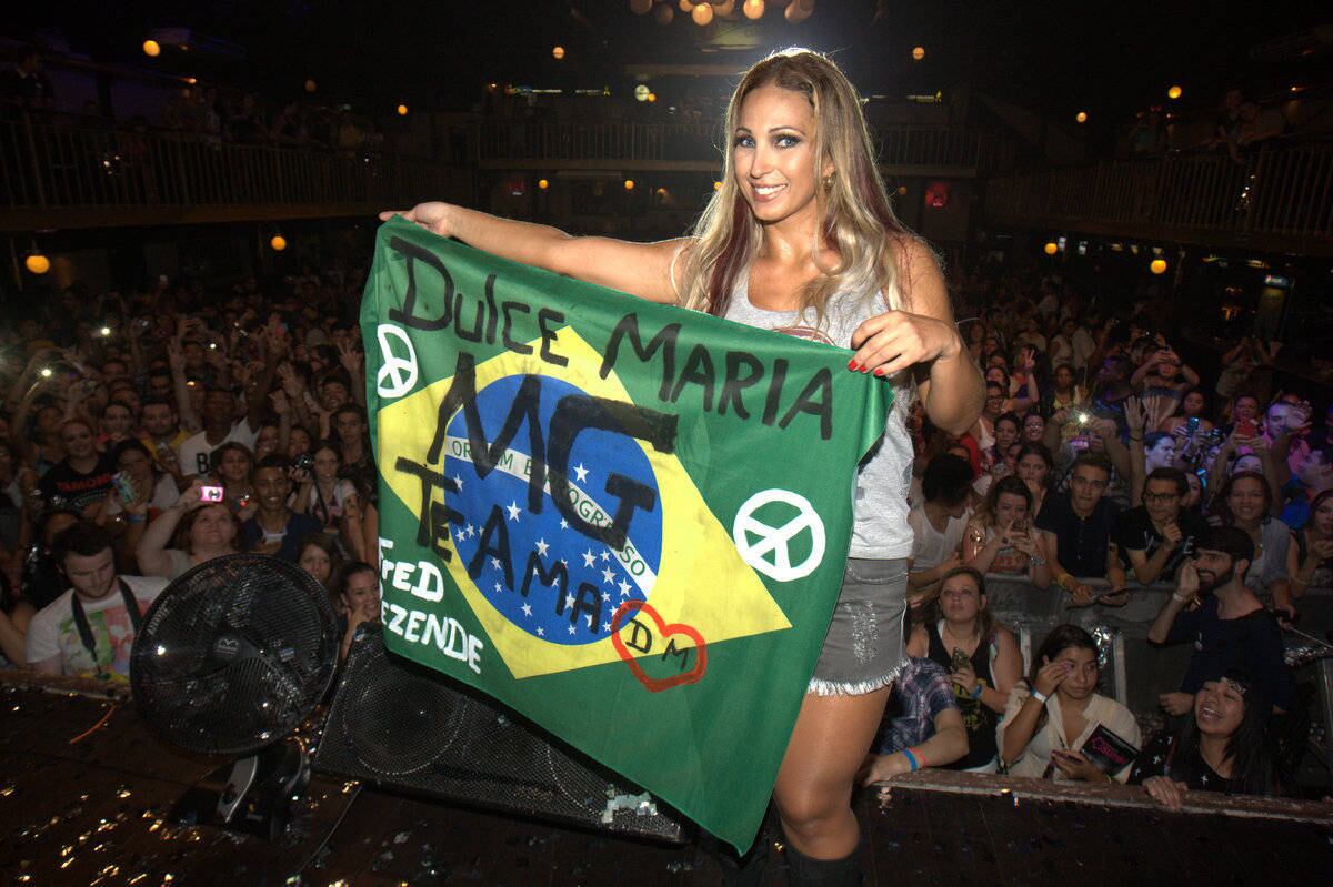 Valesca Popozuda posa com a bandeira brasileira durante o show da estrela mexicana