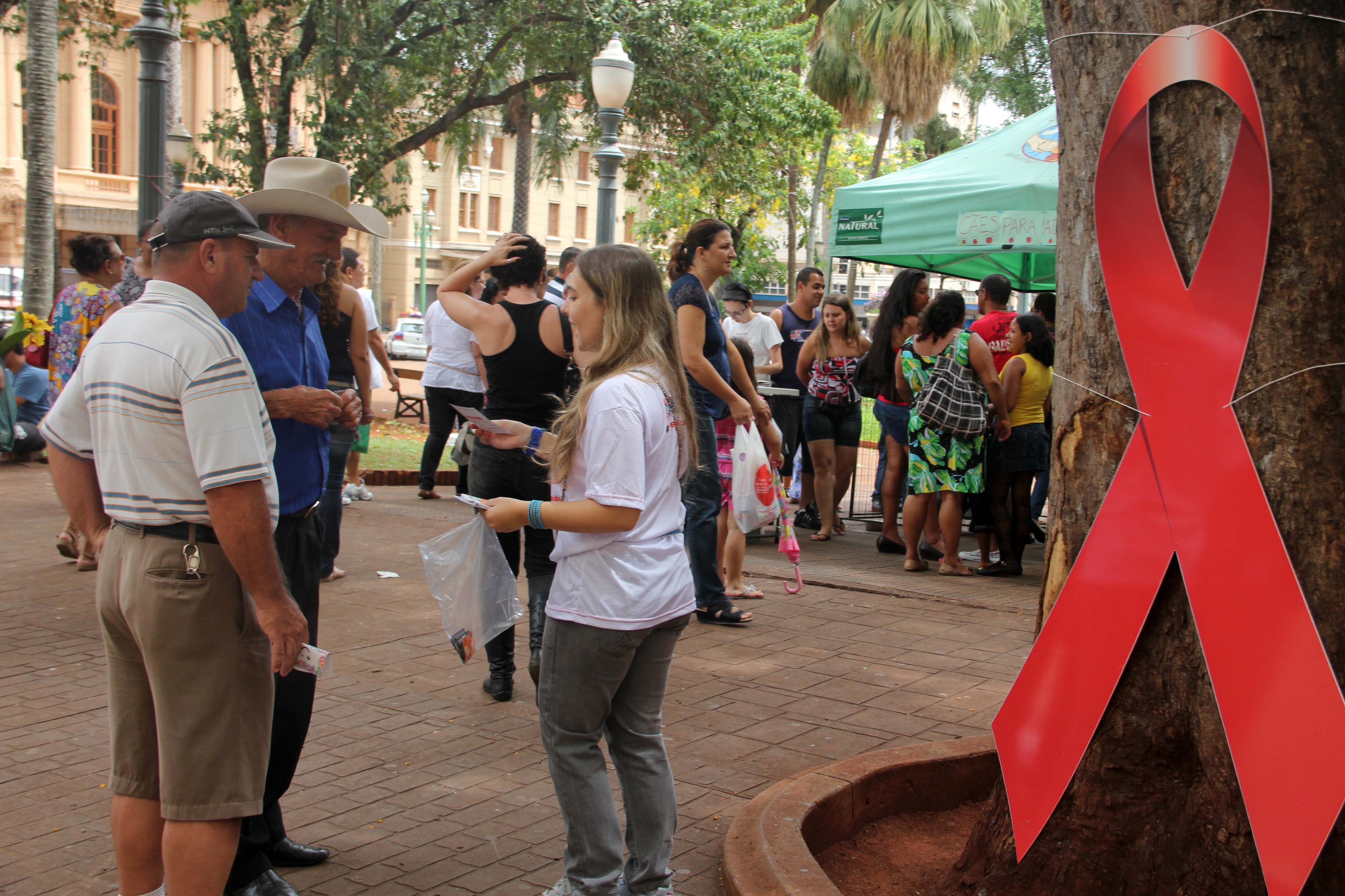 Alunas do curso de Medicina da UNAERP (Universidade de Ribeirão Preto) distribuem camisinhas masculinas e femininas e dão orientações como parte das atividades do Dia Mundial de Combate a Aids, celebrado neste sábado, no centro de Ribeirão Preto (SP)