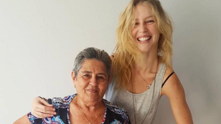 Rhaisa Batista, a Heloísa da série, perdeu a avó há cinco meses, mas leva os momentos especiais em seu coração. “A minha avó Raimunda faleceu quando eu estava gravando Tagem. Me bate um vazio gigantesco, mas tenho lembranças de muito carinho. O bolo da vó, as brincadeiras e as bagunças vão ficar para sempre”. Aproveite o dia especial para rever momentos entre Ísis e Mirela em Todas as Garotas em Mim e não perca as próximas emoções da série, de segunda a sexta, às 21h, na tela da Record TV. Os episódios completos estão disponíveis em PlayPlus.com