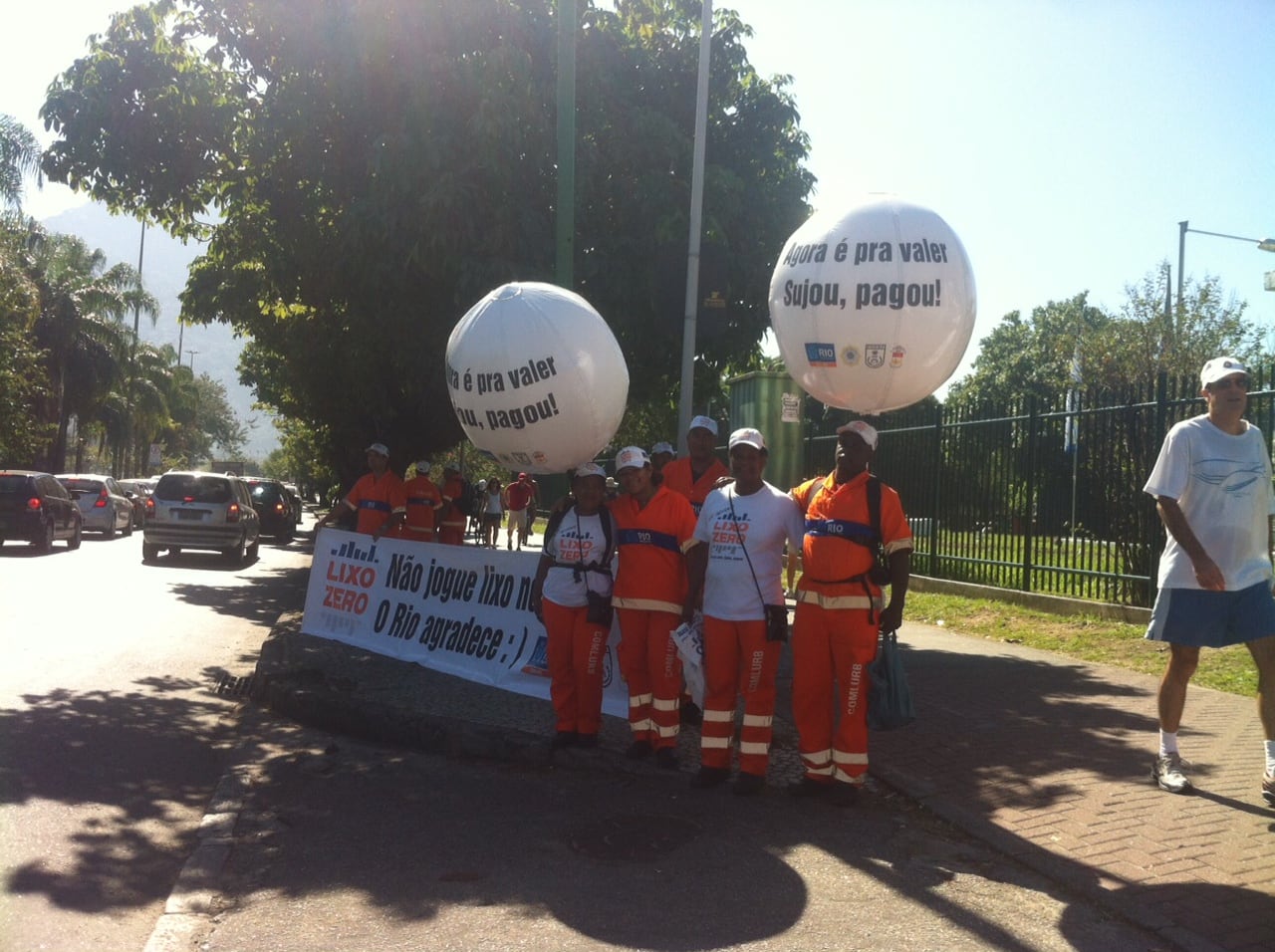Agentes da Comlurb participam de campanha de conscientização na Lagoa, na zona sul do Rio de Janeiro