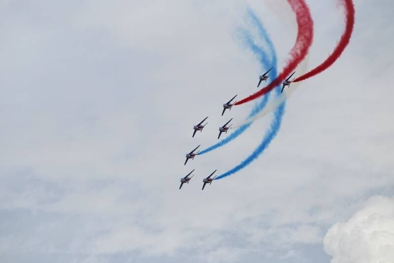 Em Arromanches-les-Bains
, aviões fazem performance e soltam fumaça com as cores da bandeira da
França durante comemorações pelo 70º aniversário do Dia D