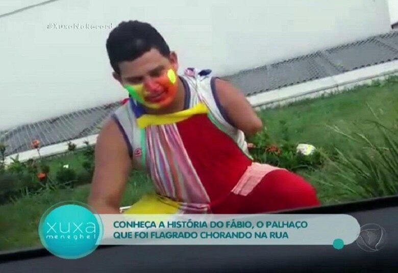 Durante a conversa, ele abriu o coração e revelou que a filha dele, Mariana, tinha acabado de nascer e estava internada no CTI (Centro de Tratamento Intensivo). Fabio mostrou ainda que estava com as roupas da criança para lavar, além dos remédios da esposa 
• No R7 Play, você assiste na íntegra a todos os programas da Rede Record. Experimente!
• VÍDEO: Conheça a história do palhaço que foi flagrado chorando na rua




