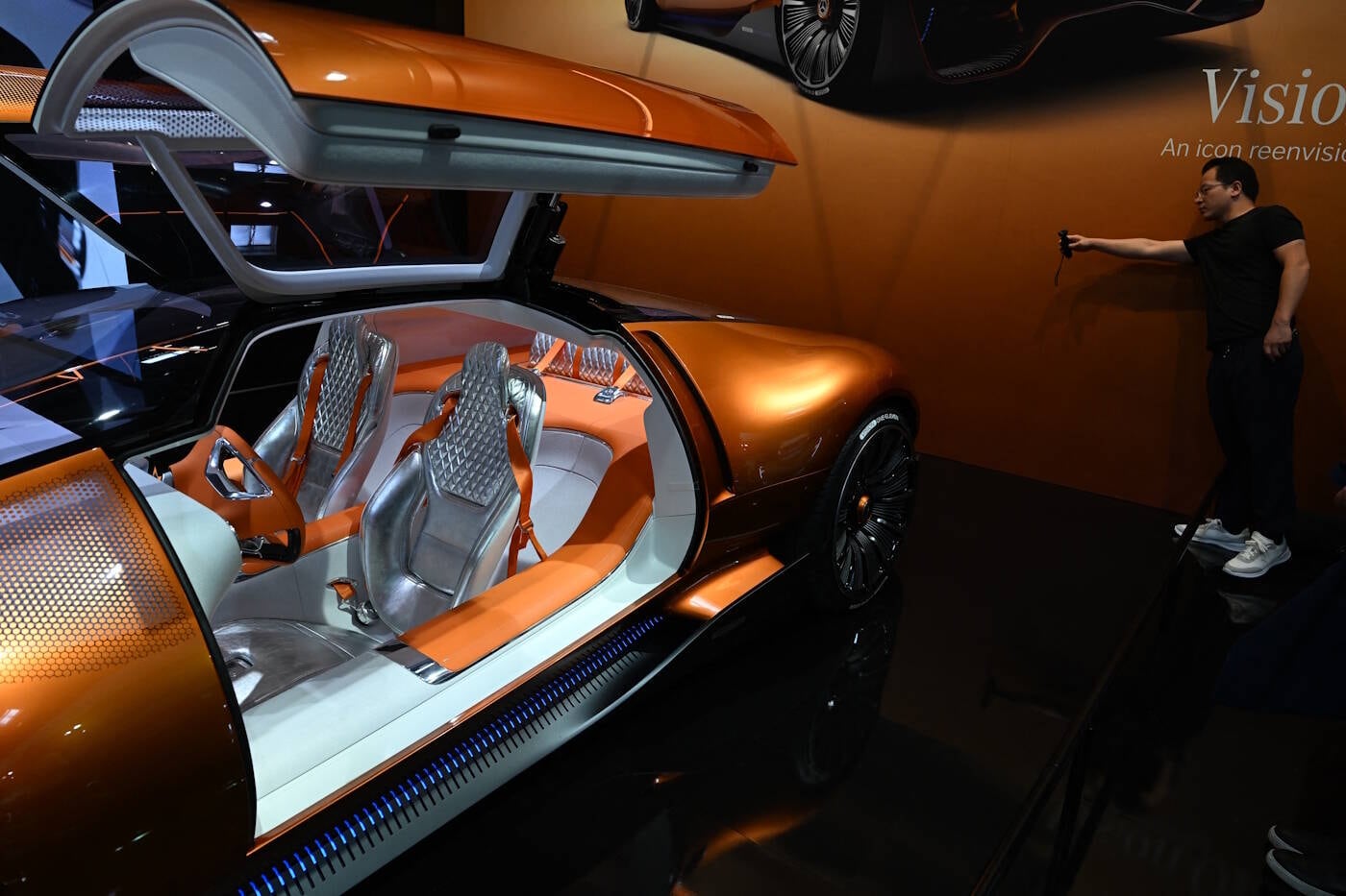 Agora, um visitante tira fotos do Vision One-Eleven, da fabricante alemã Mercedes-Benz. O conceito futurista, com portas que se abrem para cima, chamaram a atenção no evento