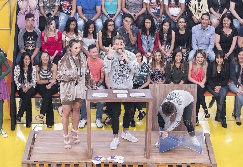 Essa motocicleta, que
parece ter saído de um filme de ficção científica, consiste numa grande roda,
praticamente um monociclo gigante