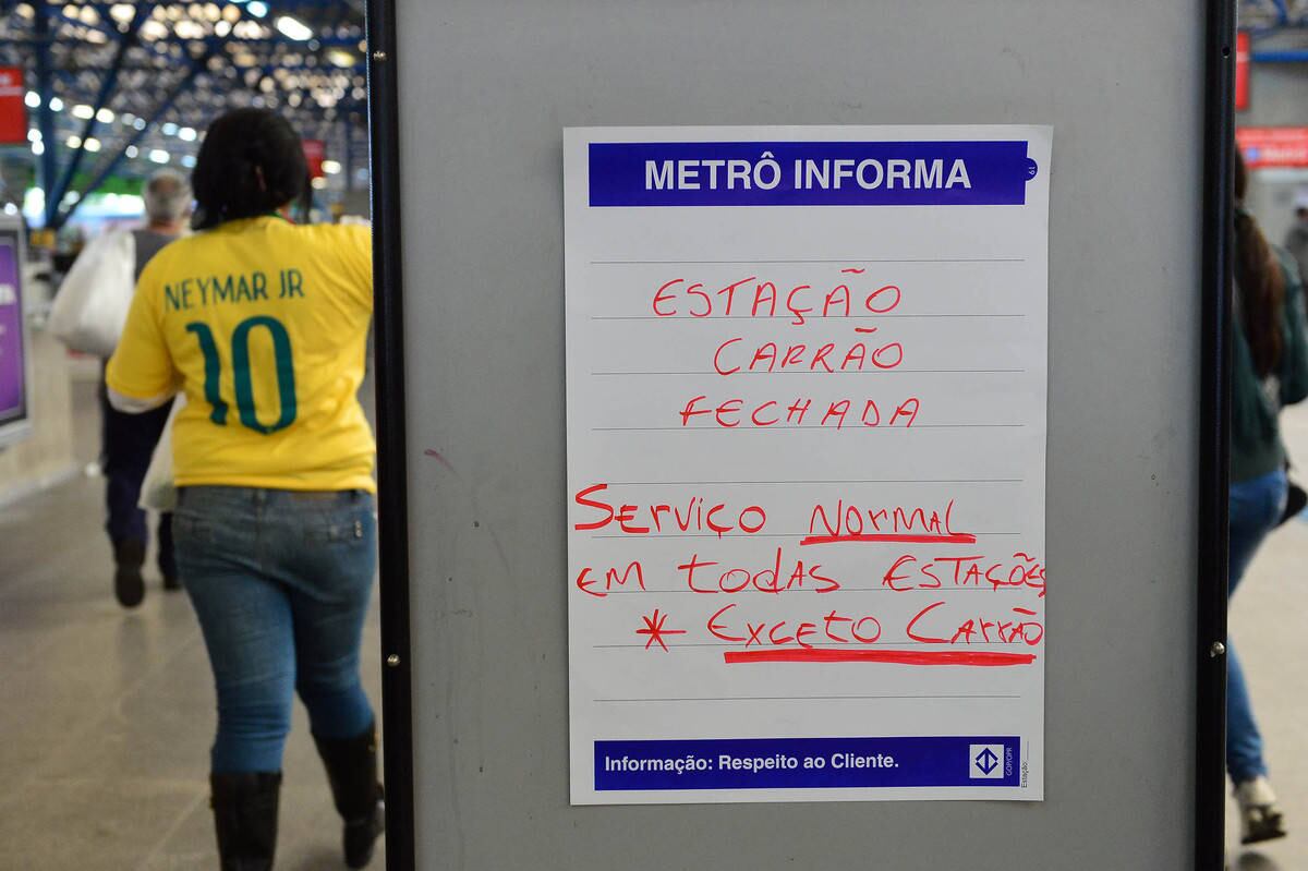 Cartazes informavam sobre o fechamento de estações do Metrô