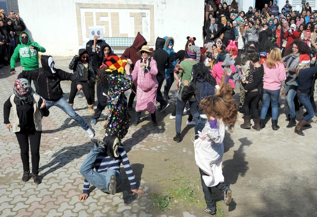 

A música "Harlem Shake"
desencadeou um fenômeno viral na internet. Milhares de internautas publicaram
vídeos no Youtube nos quais pessoas fantasiadas ou seminuas dançam de maneira
frenética.



Na Tunísia (foto), em três ocasiões, militantes islamitas atacaram jovens que
dançavam em Túnis e em Sidi Bouzid (centro) para denunciar o fenômeno, que
consideram contrário ao islã, já que muitos imitam atos sexuais enquanto dançam

