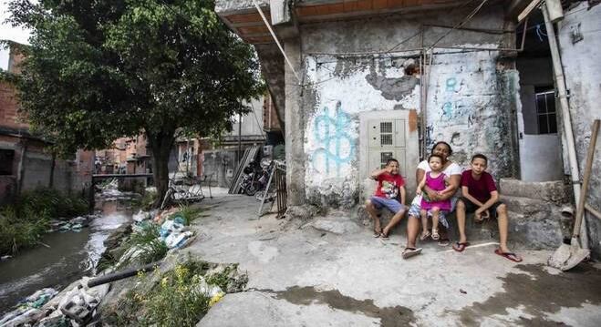 Família vive em cômodo à beira de córrego