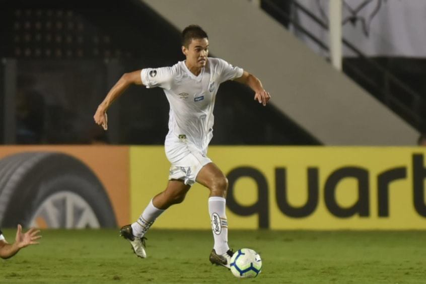 Felipe Aguilar - O jogador que foi contratado pelo Santos no início de 2019, por R$ 15 milhões de reais, foi negociado pelo Athlético-PR por R$ 10 milhões, válido por 50% dos seus direitos.