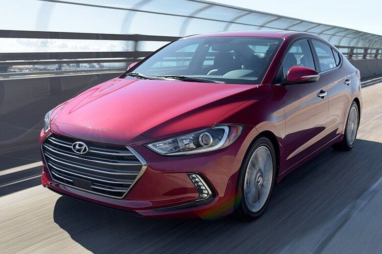 A 6ª geração do Hyundai Elantra enfim chega ao Brasil um ano após ser apresentada na Coreia do Sul e na Europa, onde estreou durante o Salão do Automóvel de Frankfurt. Por aqui, o sedã médio será vendido em três versões, com preços entre R$ 84.990 e R$ 114.990. Totalmente reformulado, o New Elantra está maior e mais leve que o anterior. Sua lista de equipamentos traz itens sofisticados, para justificar a escalada de categoria. Veja os detalhes