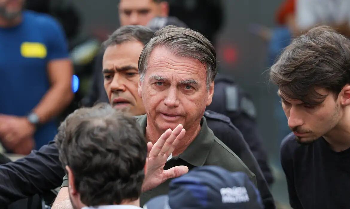 Bolsonaro foi recebido no hospital por grupo de apoiadores vestidos de verde e amarelo