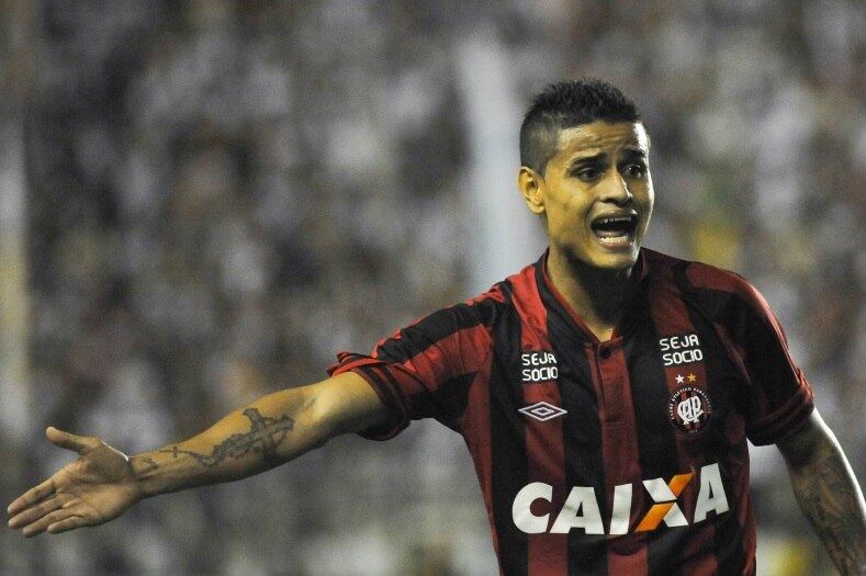 Tem velho conhecido retornando à Gávea. Trata-se do meia Éverton, que estava emprestado ao Atlético-PR e tem seus direitos vinculados ao Tigres-MEX. O Mengão passa a perna no Corinthians, que era um dos interessados no atleta, e já tem encaminhada a contratação do jogador. De acordo com o Lancenet!, os salários já estariam acertados